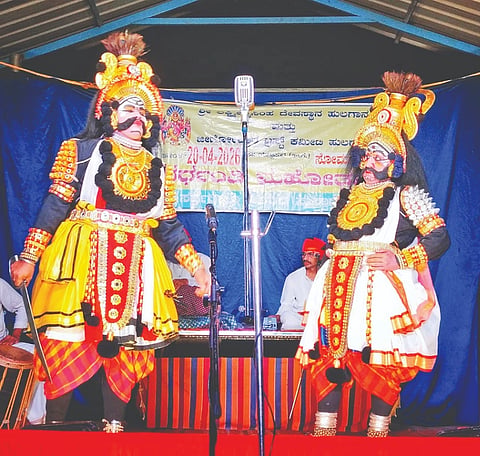 ಯಲ್ಲಾಪುರ ತಾಲೂಕಿನ ಹುಲಗಾನ ಲಕ್ಷ್ಮೀನರಸಿಂಹ ದೇವಸ್ಥಾನದಲ್ಲಿ ವರ್ಧಂತಿ ಉತ್ಸವದ ಪ್ರಯುಕ್ತ ಶ್ರೀಕೃಷ್ಣ ಪಾರಿಜಾತ-ನರಕಾಸುರ ವಧೆ ಯಕ್ಷಗಾನ Yakshagana ಪ್ರದರ್ಶನ ನಡೆಯಿತು. 
