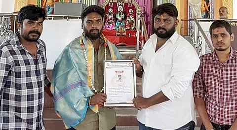 ಬೀದರ್‍ನ ಪಾಪನಾಶ ದೇಗುಲ ಸಮೀಪದ ರಾಮ ಮಂದಿರದಲ್ಲಿ ಅಖಿಲ ಕರ್ನಾಟಕ ರಾಕಿಂಗ್ ಸ್ಟಾರ್ ಯಶ್ ಯುವ ಅಭಿಮಾನಿಗಳ ಸಂಘದ ನೂತನ ಪದಾಧಿಕಾರಿಗಳಿಗೆ ಆಯ್ಕೆ ಪತ್ರ ವಿತರಿಸಲಾಯಿತು.