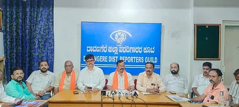 ದಾವಣಗೆರೆಯಲ್ಲಿ ಸುದ್ದಿಗೋಷ್ಠಿಯಲ್ಲಿ ಮಾತನಾಡಿದ ಬಿಜೆಪಿ ಮುಖಂಡ ಯಶವಂತರಾವ್ ಜಾಧವ್ ಅವರೊಂದಿಗೆ ರಾಜನಹಳ್ಳಿ ಶಿವಕುಮಾರ್, ಬಿ. ರಮೇಶನಾಯ್ಕ, ಕೊಂಡಜ್ಜಿ ಜಯಪ್ರಕಾಶ್ ಇತರರಿದ್ದರು. 