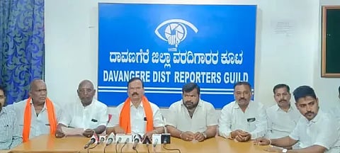 ದಾವಣಗೆರೆಯ ಸುದ್ದಿಗೋಷ್ಠಿಯಲ್ಲಿ ಬಿಜೆಪಿ ನಿಕಟಪೂರ್ವ ಜಿಲ್ಲಾಧ್ಯಕ್ಷ ಯಶವಂತರಾವ್ ಜಾಧವ್, ಶ್ರೀನಿವಾಸ ದಾಸಕರಿಯಪ್ಪ, ಎಂ. ಹಾಲೇಶ್, ಹರೀಶ್, ಟಿಂಕರ್ ಮಂಜಣ್ಣ, ಶಂಕರಗೌಡ ಬಿರಾದಾರ್ ಇತರರಿದ್ದರು.
