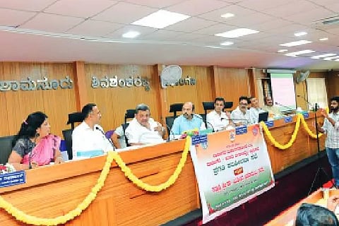 ದಾವಣಗೆರೆ ಮಹಾನಗರ ಪಾಲಿಕೆಯಲ್ಲಿ ಶುಕ್ರವಾರ ನಡೆದ ನಗರಾಭಿವೃದ್ಧಿ ಇಲಾಖೆಯ ಪ್ರಗತಿ ಪರಿಶೀಲನಾ ಸಭೆಯಲ್ಲಿ ಡಾ. ಯತೀಂದ್ರ ಸಿದ್ದರಾಮಯ್ಯ, ಎಸ್.ಎಸ್. ಮಲ್ಲಿಕಾರ್ಜುನ್, ಸಮರ್ಥ್ ಶಾಮನೂರು, ದಿನೇಶ್ ಕೆ. ಶೆಟ್ಟಿ, ಎಸ್. ರಾಮಪ್ಪ, ಜಿ.ಎಂ. ಗಂಗಾಧರ ಸ್ವಾಮಿ, ಡಾ.ಎನ್. ಮಹಾಂತೇಶ್, ರೇಣುಕಾ ಇದ್ದರು.