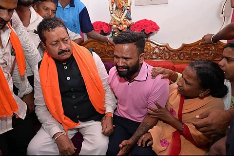 ಹಾನಗಲ್ಲ ತಾಲೂಕಿನ ನರೇಗಲ್ ಗ್ರಾಮಕ್ಕೆ ಭೇಟಿ ನೀಡಿದ ಶಾಸಕ ಬಸನಗೌಡ ಪಾಟೀಲ ಯತ್ನಾಳ ಗಾಯಾಳುಗಳ ಕುಟುಂಬದವರಿಗೆ ಸಾಂತ್ವನ ಹೇಳಿದರು.