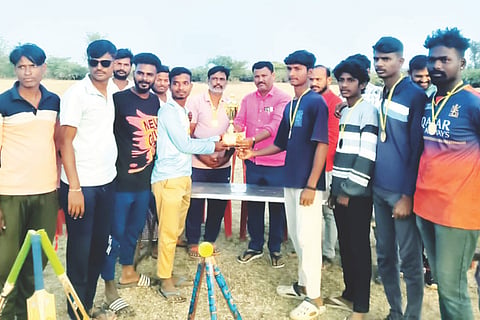 ಚಿಕ್ಕವಂಕಲಕುಂಟಾದಲ್ಲಿ ಆಯೋಜಿಸಿದ್ದ ಗ್ರಾಮೀಣ ಮಟ್ಟದ ಕ್ರಿಕೆಟ್ ಟೂರ್ನಮೆಂಟ್ ವಿಜೇತ ತಂಡಗಳಿಗೆ ಬಹುಮಾನ ವಿತರಿಸಲಾಯಿತು. ಮುಖಂಡರಾದ ರಾಘವೇಂದ್ರ ಮಡಿವಾಳರ, ನಾಗರಾಜ ಓನಜಹಳ್ಳಿ, ಅಮರೇಶ ಗೌಡ್ರ, ಶ್ರೀರಾಮ, ನಾಗರಾಜ ಶಾಸ್ತ್ರಿ ಇತರರಿದ್ದರು.