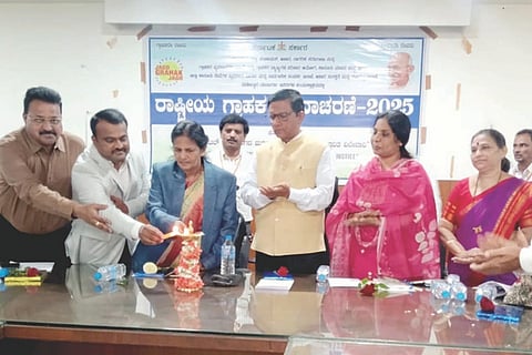 ಯಲಬುರ್ಗಾದಲ್ಲಿ ಆಯೋಜಿಸಿದ್ದ ರಾಷ್ಟ್ರೀಯ ಗ್ರಾಹಕರ ದಿನಾಚರಣೆ ಕಾರ್ಯಕ್ರಮವನ್ನು ಆಹಾರ ಮತ್ತು ನಾಗರಿಕ ಸರಬರಾಜು ನಿಗಮ ಜಿಲ್ಲಾ ವ್ಯವಸ್ಥಾಪಕ ಸೋಮಶೇಖರ ಬಿರಾದಾರ ಉದ್ಘಾಟಿಸಿದರು. ಗ್ರಾಹಕರ ಪರಿಹಾರ ಆಯೋಗದ ಸದಸ್ಯ ರಾಜು ಮೇತ್ರಿ, ತಹಸೀಲ್ದಾರ್ ಪ್ರಕಾಶ ನಾಶಿ, ತಾಪಂ ಇಒ ನೀಲಗಂಗಾ ಬಬಲಾದ, ಅಪರ ಸರ್ಕಾರಿ ವಕೀಲ್ ಮಲ್ಲನಗೌಡ ಪಾಟೀಲ, ಆಹಾರ ಶಿರಸ್ತೇದಾರ್ ಮಲ್ಲಿಕಾರ್ಜುನ ಶಾಸ್ತ್ರಿಮಠ ಇತರರಿದ್ದರು.