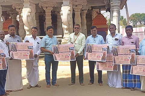 ಚಿಕ್ಕವಂಕಲಕುಂಟಾ ಶ್ರೀ ಮಾರುತೇಶ್ವರ ದೇವಸ್ಥಾನ ಆವರಣದಲ್ಲಿ ಜಾತ್ರೋತ್ಸವದ ಭಿತ್ತಿ ಪತ್ರಗಳನ್ನು ಉಪ ತಹಸೀಲ್ದಾರ್ ವಿಜಯ ಕುಮಾರ ಗುಂಡೂರು ಬಿಡುಗಡೆಗೊಳಿಸಿದರು. ಕಂದಾಯ ನಿರೀಕ್ಷಕ ಶರಣಪ್ಪ ಮುರ್ನಾಪುರ, ಪಿಡಿಒ ಹನುಮಂತಪ್ಪ ರೇಣಿ, ಕಾರ್ಯದರ್ಶಿ ಶಿವಪ್ಪ ಪುರ್ತಗೇರಿ, ವಿಎಒ ಶಿವಶರಣಪ್ಪ ಗೌಡ ಪಾಟೀಲ್, ದೇವಸ್ಥಾನದ ವ್ಯವಸ್ಥಾಪಕ ಚಂದಪ್ಪ ಕುರಿ ಇತರರಿದ್ದರು.
