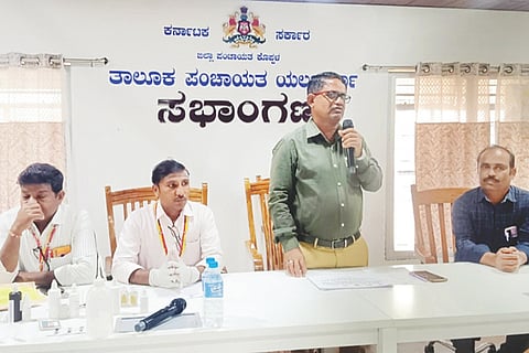 ಯಲಬುರ್ಗಾ ತಾಪಂ ಕಚೇರಿಯಲ್ಲಿ ಎಫ್‌ಟಿ ಕಿಟ್ ಮೂಲಕ ನೀರಿನ ಗುಣಮಟ್ಟ ಪರಿಶೀಲನೆ ಕುರಿತು ನಡೆದ ಪ್ರಾತ್ಯಕ್ಷಿಕೆ ತರಬೇತಿ ಕಾರ್ಯಾಗಾರದಲ್ಲಿ ತಾಪಂ ಸಹಾಯಕ ನಿರ್ದೇಶಕ ಹನುಮಂತಗೌಡ ಪಾಟೀಲ್ ಮಾತನಾಡಿದರು. ಸಂಪನ್ಮೂಲ ವ್ಯಕ್ತಿಗಳಾದ ಬಸವರಾಜ ಹೂಗಾರ, ಆದಪ್ಪ ಇದ್ದರು. 