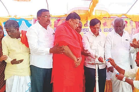ಯಲಬುರ್ಗಾದಲ್ಲಿ ಬೀರಲಿಂಗೇಶ್ವರ ಜಾತ್ರೋತ್ಸವದ ನಿಮಿತ್ತ ಹಮ್ಮಿಕೊಂಡ ಸಾಮೂಹಿಕ ವಿವಾಹ ಹಾಗೂ ಧಾರ್ಮಿಕ ಸಭೆಯನ್ನು  ಸಿಎಂ ಆರ್ಥಿಕ ಸಲಹೆಗಾರ, ಶಾಸಕ ಬಸವರಾಜ ರಾಯರಡ್ಡಿ ಉದ್ಘಾಟಿಸಿದರು. ಪ್ರಮುಖರಾದ ಫಕೀರಪ್ಪ ಹೆಬಸೂರು, ಬಸವಲಿಂಗಪ್ಪ ಭೂತೆ, ಕೆರಿಬಸಪ್ಪ ನಿಡಗುಂದಿ, ಶೇಖರಗೌಡ ಉಳ್ಳಾಗಡ್ಡಿ, ಸಿ.ಎಚ್.ಪೊಲೀಸ್‌ಪಾಟೀಲ್, ಹನುಮಂತಗೌಡ ಪಾಟೀಲ್, ಮಂಜುನಾಥ ಕಡೇಮನಿ ಇತರರಿದ್ದರು.