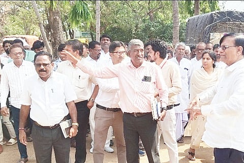 ಯಲಬುರ್ಗಾ ಹಳೇ ಪಂಚಾಯತ್ ರಾಜ್ ಕಚೇರಿ ಆವರಣದಲ್ಲಿ ಬಸವೇಶ್ವರ ಪುತ್ಥಳಿ ಮತ್ತು ಪಾರ್ಕ್ ನಿರ್ಮಾಣ ಹಿನ್ನೆಲೆಯಲ್ಲಿ ಸಿಎಂ ಆರ್ಥಿಕ ಸಲಹೆಗಾರ ಬಸವರಾಜ ರಾಯರಡ್ಡಿ ಅಧಿಕಾರಿಗಳೊಂದಿಗೆ ಸ್ಥಳ ಪರಿಶೀಲಿಸಿದರು. ತಹಸೀಲ್ದಾರ್ ಪ್ರಕಾಶ ನಾಶಿ, ತಾಪಂ ಇಒ ನೀಲಗಂಗಾ ಬಬಲಾದ, ಪಪಂ ಮುಖ್ಯಾಧಿಕಾರಿ ನಾಗೇಶ, ನಿರ್ಮಿತಿ ಕೇಂದ್ರದ ಅಧಿಕಾರಿ ಅನಿಲ ಪಾಟೀಲ, ಸಿಪಿಐ ಮೌನೇಶ್ವರ ಮಾಲಿಪಾಟೀಲ್, ಬ್ಲಾಕ್ ಕಾಂಗ್ರೆಸ್ ಅಧ್ಯಕ್ಷ ಕೆರಿಬಸಪ್ಪ ನಿಡಗುಂದಿ ಇತರರಿದ್ದರು.