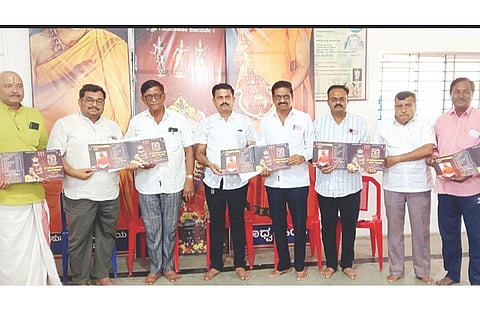 ಯಲಬುರ್ಗಾ ಶ್ರೀಗುರುರಾಘವೇಂದ್ರಸ್ವಾಮಿ ಮಠದ ಸುವರ್ಣ ಮಹೋತ್ಸವ ನಿಮಿತ್ತ ಆಹ್ವಾನ ಪತ್ರಿಕೆ ಬಿಡುಗಡೆಗೊಳಿಸಲಾಯಿತು. ಮಠದ ಸೇವಾ ಸಮಿತಿ ಅಧ್ಯಕ್ಷ ಸುನೀಲ ಕುಲಕರ್ಣಿ, ಕಾರ್ಯದರ್ಶಿ ಸುಧೀರ ಕೊರ್ಲಳ್ಳಿ, ಅಪ್ಪಣ್ಣ ಜೋಶಿ, ಗುರುರಾಜ ಬಂಡಿಹಾಳ, ಗುರುರಾಜ ಪುರೋಹಿತ, ಜಗನ್ನಾಥ ದೇಸಾಯಿ, ಶೇಷಗಿರಿರಾವ್ ಕುಲಕರ್ಣಿ ಇತರರಿದ್ದರು.