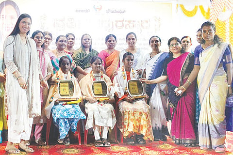 ಯಲಬುರ್ಗಾದ ಬುದ್ಧ ಬಸವ ಅಂಬೇಡ್ಕರ್ ಭವನದಲ್ಲಿ ಆರಾಮ್ ಫೌಂಡೇಷನ್‌ನಿಂದ ಪ್ರತಿಭಾವಂತ ವಿದ್ಯಾರ್ಥಿಗಳನ್ನು ಪುರಸ್ಕರಿಸಲಾಯಿತು. ಫೌಂಡೇಷನ್ ಅಧ್ಯಕ್ಷೆ ಮಮತಾ ರಾಯರಡ್ಡಿ, ಪದಾಧಿಕಾರಿಗಳಾದ ಆಶಾ ಬಸವರಾಜ ರಾಯರಡ್ಡಿ, ಗಿರಿಜಾ ಸಂಗಟಿ, ಡಾ.ನಂದಿತಾ ದಾನರಡ್ಡಿ, ಜಯಶ್ರೀ ಅರಕೇರಿ, ಶಾರದಾ ಸಾಲಭಾವಿ, ಮಲ್ಲಮ್ಮ ಗೊಂದಿ, ಸಾವಿತ್ರಿ ಗೊಲ್ಲರ್ ಇತರರಿದ್ದರು. 