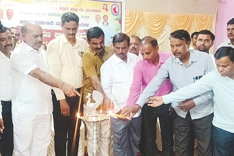 ಕುರೇಕುಪ್ಪದಲ್ಲಿ ಮೂಲಸೌಕರ್ಯ ಒದಗಿಸಲು ಒತ್ತಾಯಿಸಿ ವಿವಿಧ ಸಂಘಟನೆಗಳ ಪದಾಧಿಕಾರಿಗಳು ಪುರಸಭೆ ಅಧ್ಯಕ್ಷ ಕೆ.ಸೂರ್ಯನಾರಾಯಣ, ಮುಖ್ಯಾಧಿಕಾರಿ ಅರುಣ್ ಕುಮಾರ್‌ಗೆ ಮನವಿ ಸಲ್ಲಿಸಿದರು. ಕಟ್ಟಡ ಕಾರ್ಮಿಕರ ಫೆಡರೇಷನ್ ಜಿಲ್ಲಾ ಸಹ ಸಂಚಾಲಕ ವಿ.ದೇವಣ್ಣ, ಪ್ರಾಂತ ರೈತ ಸಂಘಟನೆ ತಾಲೂಕು ಅಧ್ಯಕ್ಷ ಜಿ.ಪಂಪನಗೌಡ, ಕಟ್ಟಡ ಕಾರ್ಮಿಕರ ಸಂಘದ ತಾಲೂಕು ಸಂಚಾಲಕ ಸಿ.ಡಿ.ಹಾಲಸ್ವಾಮಿ, ಅಧ್ಯಕ್ಷ ಕುಂಬಾರ ಹಾಲಸ್ವಾಮಿ ಇತರರಿದ್ದರು. 