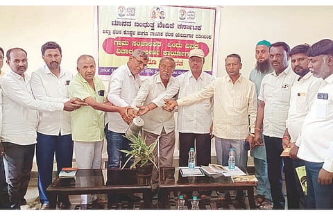ಯಲಬುರ್ಗಾದ ಪ್ರವಾಸಿ ಮಂದಿರದಲ್ಲಿ ಮಾನವ ಬಂಧುತ್ವ ವೇದಿಕೆಯ ಗ್ರಾಮ ಘಟಕಗಳ ಸಂಚಾಲಕರ ಒಂದು ದಿನದ ಕಾರ್ಯಾಗಾರವ್ನ ವೇದಿಕೆಯ ನಿಕಟಪೂರ್ವ ಪೂರ್ವ ಅಧ್ಯಕ್ಷ ಟಿ ರತ್ನಾಕರ ಉದ್ಘಾಟಿದರು. ಸಾಹಿತಿ ವೀರಣ್ಣ ನಿಂಗೋಜಿ, ತಾಲೂಕು ಸಂಚಾಲಕ ರಾದ ಹನುಮಂತಪ್ಪ ಭಜಂತ್ರಿ,  ಈಶಪ್ಪ ಶಿರೂರು ಇತರಿದ್ದರು.