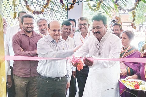 ಯಲಬುರ್ಗಾದಲ್ಲಿ ತಾತ್ಕಾಲಿಕ ತಹಸಿಲ್ ಕಚೇರಿಯನ್ನು ಡಿಸಿ ಜಿಲ್ಲಾಧಿಕಾರಿ ಡಾ. ಸುರೇಶ್ ಇಟ್ನಾಳ್ ಉದ್ಘಾಟಿಸಿದರು. ತಹಸೀಲ್ದಾರ್ ಪ್ರಕಾಶ ನಾಶಿ,  ಆಹಾರ ಇಲಾಖೆಯ ಉಪನಿರ್ದೇಶಕ ವಿಶ್ವನಾಥಗೌಡ, ಪ.ಪಂ ಮುಖ್ಯಾಧಿಕಾರಿ ನಾಗೇಶ್, ಕುಕನೂರು ತಹಸೀಲ್ದಾರ್ ಬಸವರಾಜ ಬೆಣ್ಣೆಶಿರೂರು ಇತರಿದ್ದರು. 
