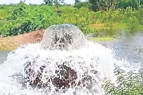 ಯಲಬುರ್ಗಾ ತಾಲೂಕಿನ ಬಂಡಿ ಗ್ರಾಮದ ಕೆರೆಗೆ ಕೃಷ್ಣಾ ನದಿ ನೀರು ಬರುತ್ತಿರುವ ದೃಶ್ಯ.