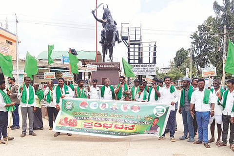 ಯಲಬುರ್ಗಾದ ಚನ್ನಮ್ಮ ಸರ್ಕಲ್‌ನಲ್ಲಿ ಕ್ರಾಂತಿಕಾರಿ ಕಿಸಾನ್ ಸೇನೆಯಿಂದ ಸೋಮವಾರ ಪ್ರತಿಭಟನೆ ನಡೆಸಲಾಯಿತು. ರಾಷ್ಟ್ರೀಯ ಅಧ್ಯಕ್ಷ ಎಂ.ಎನ್.ಕುಕನೂರು, ಜಿಲ್ಲಾ ಉಪಾಧ್ಯಕ್ಷ ಹನುಮಪ್ಪ ವಿ., ಜಿಲ್ಲಾ ಯುವ ಘಟಕದ ಅಧ್ಯಕ್ಷ ಎಂ.ಡಿ.ಅಮನ್ ಖಾಜಿ, ತಾಲೂಕು ಅಧ್ಯಕ್ಷ ಅಜ್ಮೀರ್ ಎಸ್.ಮ್ಯಾಗೇರಿ, ಮಹಿಳಾ ಘಟಕದ ಅಧ್ಯಕ್ಷೆ ಯಲ್ಲಮ್ಮ ರಾಠೋಡ್ ಇತರರಿದ್ದರು.