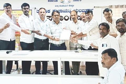 ಕ್ಲರ್ಕ್ ಕಂ ಡೇಟಾ ಎಂಟ್ರಿ ಆಪರೇಟರ್ಸ್ ದಿನಾಚರಣೆ ಕಾರ್ಯಕ್ರಮದಲ್ಲಿ ಯಲಬುರ್ಗಾ ತಾಪಂ ಎಡಿ ಹನಮಂತಗೌಡ ಪೊಲೀಸ್ ಪಾಟೀಲ್ಗೆ ಡೇಟಾ ಎಂಟ್ರಿ ಆಪರೇಟರ್ಸ್ ಮನವಿ ಸಲ್ಲಿಸಿದರು. ಪಿಡಿಒ ಸಂಘದ ತಾಲೂಕು ಅಧ್ಯಕ್ಷ ವೀರಭದ್ರಗೌಡ ಮೂಲಿಮನಿ, ಅಕೌಂಟ್ ಆಫೀಸರ್ ಹಜರತ್ ಅಲಿ, ವಿಷಯ ನಿರ್ವಾಹಕ ಬಸವರಾಜ ಹಳ್ಳಿ, ಪಿಡಿಒಗಳಾದ ರೇಣುಕಾ ಟಂಕದ, ಅಬ್ದುಲ್ ಗಫಾರ್, ಕಂಪ್ಯೂಟರ್ ಆಪರೇಟರ್ ಮುರಾರಿರಾವ್ ಇತರರಿದ್ದರು.