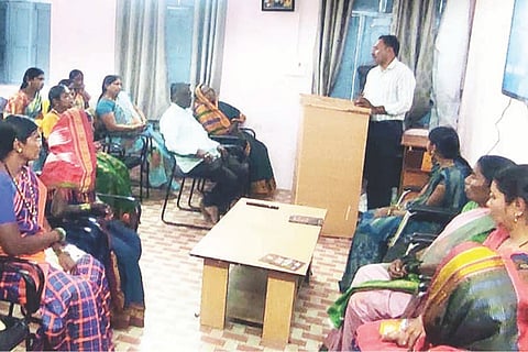 ಯಲಬುರ್ಗಾದಲ್ಲಿ ಗ್ರಾಪಂಗಳ ಮಹಿಳಾ ಚುನಾಯಿತ ಪ್ರತಿನಿಧಿಗಳಿಗೆ ಹಮ್ಮಿಕೊಂಡಿದ್ದ ಅಧಿಕಾರ-ಸಾಕಾರ ನಾಯಕತ್ವ ಬೆಳವಣಿಗೆ ಕುರಿತು ಹೈಬ್ರಿಡ್ ತರಬೇತಿ ಕಾರ್ಯಕ್ರಮದಲ್ಲಿ ತಾಪಂ ಎಡಿ ಫಕೀರಪ್ಪ ಕಟ್ಟಿಮನಿ ಮಾತನಾಡಿದರು. ಸಂಪನ್ಮೂಲ ವ್ಯಕ್ತಿಗಳಾದ ಭೀಮಪ್ಪ ಹವಳಿ, ಮಲ್ಲಯ್ಯಸ್ವಾಮಿ ಹಿರೇಮಠ ಗ್ರಾಪಂ ಮಹಿಳಾ ಚುನಾಯಿತ ಪ್ರತಿನಿಧಿಗಳು ಇದ್ದರು.