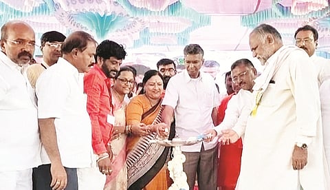 ಯಲಬುರ್ಗಾ ತಾಲೂಕಿನ ಸಾಲಭಾವಿ ಗ್ರಾಮದಲ್ಲಿ ವಾಲ್ಮೀಕಿ ನಾಯಕ ಸಮಾಜದ ಜನ ಜಾಗೃತಿ ಬೃಹತ್ ಸಮಾವೇಶವನ್ನು ಲೋಕೋಪಯೋಗಿ ಸಚಿವ ಸತೀಶ ಜಾರಕಿಹೊಳಿ ಉದ್ಘಾಟಿಸಿದರು. ಮಾಜಿ ಸಚಿವ ಕೆ.ಶಿವನಗೌಡ ನಾಯಕ, ಮಾಜಿ ಸಂಸದ ವಿ.ಎಸ್.ಉಗ್ರಪ್ಪ, ಎಂಎಲ್ಸಿ ಹೇಮಲತಾ ನಾಯಕ, ಹೋರಾಟಗಾರ್ತಿ ರೂಪಾ ಶ್ರೀನಿವಾಸ ನಾಯಕ, ಸಮಾಜದ ಜಿಲ್ಲಾಧ್ಯಕ್ಷ ಕೆ.ಎನ್.ಪಾಟೀಲ್ ಇತರರಿದ್ದರು.