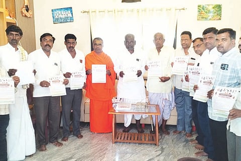 ಹಾಲುಮತ ಪೂಜಾರಿಗಳಿಗೆ ತರಬೇತಿ ಹಾಗೂ ಹಾಲುಮತ ಸಾಹಿತ್ಯ ಸಮ್ಮೇಳನದ ಅಂಗವಾಗಿ ಯಲಬುರ್ಗಾದಲ್ಲಿ ಕನಕಗುರುಪೀಠ ಬಾದಿಮನಾಳ ಶಾಖಾಮಠದ ಶಿವಸಿದ್ದೇಶ್ವರ ಸ್ವಾಮೀಜಿ ಪೋಸ್ಟರ್ ಬಿಡುಗಡೆ ಮಾಡಿದರು. ಹಾಲುಮತ ಸಮಾಜದ ಅಧ್ಯಕ್ಷ ವೀರನಗೌಡ ಪಾಟೀಲ, ಹಿರಿಯ ಮುಖಂಡ ರೇವಣೆಪ್ಪ ಹಿರೇಕುರುಬರ, ಹಿಂದುಳಿದ ವರ್ಗಗಳ ಗುತ್ತಿಗೆದಾರರ ಸಂಘದ ಅಧ್ಯಕ್ಷ ಬಾಲಚಂದ್ರ ಸಾಲಬಾವಿ, ಕರ್ನಾಟಕ ಪ್ರದೇಶ ಕುರುಬರ ಸಂಘದ ನಿರ್ದೇಶಕ ಶಿವು ರಾಜೂರು ಇತರರಿದ್ದರು.