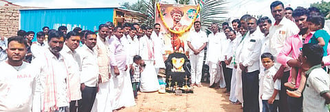 ಲಿಂಗನಬಂಡಿ ಗ್ರಾಮದಲ್ಲಿ ಸಂಗೊಳ್ಳಿ ರಾಯಣ್ಣ ಜನ್ಮದಿನ ಆಚರಿಸಲಾಯಿತು. ಗುತ್ತಿಗೆದಾರರ ಸಂಘದ ಜಿಲ್ಲಾಧ್ಯಕ್ಷ ಬಾಲಚಂದ್ರ ಸಾಲಭಾವಿ, ಮುಖ್ಯಶಿಕ್ಷಕ ನಾಗನಗೌಡ ಬಯ್ಯಪುರ, ಶರಣಯ್ಯ ಸರಗಣಾಚಾರ, ದೇವೇಂದ್ರಗೌಡ ಪಾಟೀಲ್ ಇತರರಿದ್ದರು.