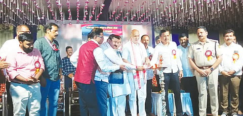 ಯಲ್ಲಾಪುರದ ಸರ್ಕಾರಿ ನೌಕರರ ಸಂಘದ (Government Employees Association)ನೂತನ ಕಟ್ಟಡಕ್ಕೆ ಭೂಮಿಪೂಜೆ ನೆರವೇರಿಸಿ, ಸಭಾ ಕಾರ್ಯಕ್ರಮವನ್ನು ಶಾಸಕ ಶಿವರಾಮ ಹೆಬ್ಬಾರ ಉದ್ಘಾಟಿಸಿದರು. ಎಂಎಲ್ಸಿ ಎಸ್.ವಿ. ಸಂಕನೂರು, ಸರ್ಕಾರಿ ನೌಕರರ ಸಂಘದ ಅಧ್ಯಕ್ಷ ಷಡಾಕ್ಷರಿ, ಎಂ.ಜಗದೀಶ, ಸಂಜೀವಕುಮಾರ ಹೊಸ್ಕೇರಿ, ಮಲ್ಲಿಕಾರ್ಜುನ ಬಳ್ಳಾರಿ ಇತರರಿದ್ದರು.