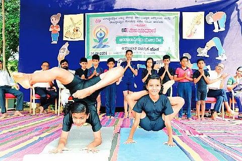 ದಾವಣಗೆರೆಯ ರಾಷ್ಟ್ರೋತ್ಥಾನ ವಿದ್ಯಾಕೇಂದ್ರದ ಆವರಣದಲ್ಲಿ ಶನಿವಾರ ಆಯೋಜಿಸಿದ್ದ 12ನೇ ಅಂತಾರಾಷ್ಟ್ರೀಯ ಯೋಗ ದಿನಾಚರಣೆ ಕಾರ್ಯಕ್ರಮದಲ್ಲಿ ವಿದ್ಯಾರ್ಥಿಗಳಿಂದ ಯೋಗ ಪ್ರದರ್ಶನ.