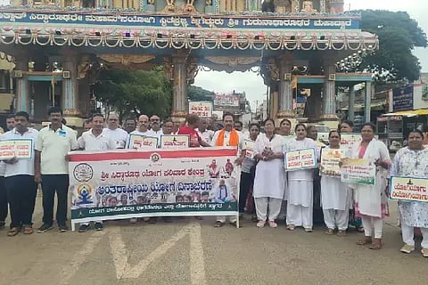 ಅಂತಾರಾಷ್ಟ್ರೀಯ ಯೋಗ ದಿನಾಚರಣೆಯ (Yoga walkathan) ಅಂಗವಾಗಿ ಹುಬ್ಬಳ್ಳಿಯ ಶ್ರೀ ಸಿದ್ಧಾರೂಢ ಸ್ವಾಮೀಜಿ ಮಠದ ಆವರಣದಲ್ಲಿ ಶನಿವಾರ ಯೋಗ ಜಾಗೃತಿ ವಾಕ್​ಥಾನ್ ನಡೆಯಿತು.