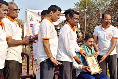 ಮಾನ್ವಿ ಮೌನ ಮಿತ್ರ ಯೋಗ ಸಮಿತಿಯಿಂದ ಹಮ್ಮಿಕೊಂಡಿದ್ದ ಉಚಿತ ಯೋಗ ಶಿಬಿರ ಸಮಾರೋಪ ಸಮಾರಂಭದಲ್ಲಿ ಯೋಗಗುರು ಮೌನೇಶ ಪೋತ್ನಾಳ ಅವರಿಗೆ ಸನ್ಮಾನಿಸಲಾಯಿತು. ಯೋಗ ಸಾಧಕರಾದ ಚಂದ್ರಮೌಳೇಶ್ವರ, ವೀರನಗೌಡ ಕರಡಿಗುಡ್ಡ, ಶ್ರೀಶೈಲಗೌಡ ಇತರರಿದ್ದರು.