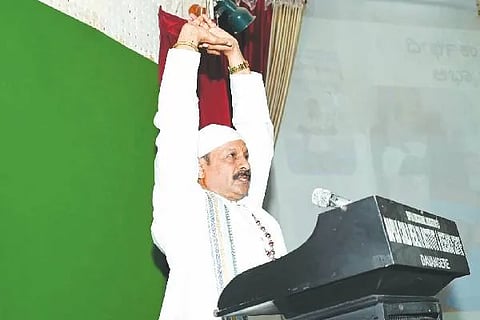 ದಾವಣಗೆರೆಯ ಬಾಪೂಜಿ ಮಕ್ಕಳ ಆರೋಗ್ಯ ಸಂಸ್ಥೆಯಲ್ಲಿ ಗುರುವಾರ ನಡೆದ ವಿವೇಕ್ ಪೋಷಕರ ಆರೋಗ್ಯ ಕಾರ್ಯಾಗಾರದಲ್ಲಿ ಹಿರಿಯ ಯೋಗ ತಜ್ಞ ಡಾ. ರಾಘವೇಂದ್ರ ಗುರೂಜಿ ಯೋಗದ ಕುರಿತು ಉಪನ್ಯಾಸ ನೀಡಿದರು.