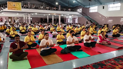 ಅಂತರರಾಷ್ಟ್ರೀಯ ೧೨ನೇ ಯೋಗ ದಿನಾಚರಣೆ ಪ್ರಯುಕ್ತ ಯೋಗ ಶಿಕ್ಷಕರ ಮಾರ್ಗದರ್ಶನದಲ್ಲಿ ಯೋಗ ಪ್ರದರ್ಶನ ನಡೆಯಿತು.