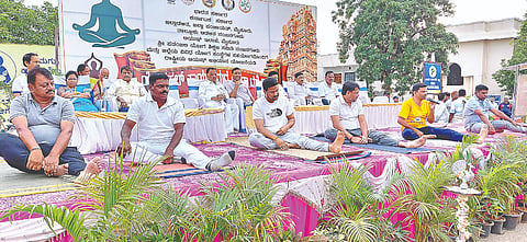ನಂಜನಗೂಡು ತಾಲೂಕಿನಲ್ಲಿ ನಡೆಯುತ್ತಿರುವ ಯೋಗ ಹಬ್ ಹಿನ್ನೆಲೆಯಲ್ಲಿ ಶ್ರೀಕಂಠೇಶ್ವರ ದೇವಾಲಯದ ಮುಂಭಾಗದಲ್ಲಿ ಶಾಸಕ ದರ್ಶನ್ ಧ್ರವನಾರಾಯಣ ಮತ್ತು ಸಂಸದ ಸುನಿಲ್ ಬೋಸ್ ಅವರು ಯೋಗ ಅಭ್ಯಾಸ ಮಾಡುವ ಯೋಗಾಭ್ಯಾಸಕ್ಕೆ ಚಾಲನೆ ನೀಡಿದರು. ಕೆ.ಮಾರುತಿ, ಬಸವರಾಜ್, ಬಸವೇಗೌಡ, ಶ್ರೀಕಂಠಸ್ವಾಮಿ, ಸಿ.ಎಂ.ಶಂಕರ್, ಶ್ರೀಧರ್ ಇತರರಿದ್ದರು.