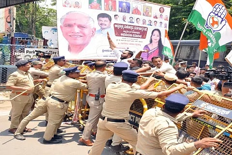 ಶಿವಮೊಗ್ಗದಲ್ಲಿ ಸಂಸದ ಬಿ.ವೈ.ರಾಘವೇಂದ್ರ ಅವರ ಮನೆಗೆ ಮುತ್ತಿಗೆ ಹಾಕಲು ಯತ್ನಿಸಿದ ಯುವ ಕಾಂಗ್ರೆಸ್ ಕಾರ್ಯಕರ್ತರನ್ನು ಪೊಲೀಸರು ತಡೆದರು.