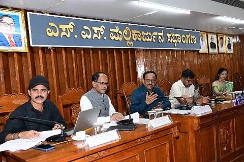 ದಾವಣಗೆರೆಯಲ್ಲಿ ಬುಧವಾರ, ಜಿಲ್ಲಾ ಮಾನವ ಅಭಿವೃದ್ಧಿ ವರದಿ -2025 ಮತ್ತು ಸಮಗ್ರ ಹಾಗೂ ಸುಸ್ಥಿರ ಜಿಲ್ಲಾ ಅಭಿವೃದ್ಧಿ ದೂರದೃಷ್ಟಿ ಯೋಜನೆ-2031ರ ವರದಿಗಳನ್ನು ಸಿದ್ಧಪಡಿಸುವ ಸಂಬಂಧ ಏರ್ಪಡಿಸಿದ್ದ ಸಭೆಯಲ್ಲಿ ಗಿತ್ತೆ ಮಾಧವ ವಿಠ್ಠಲರಾವ್, ಪ್ರೊ.ರಂಗಪ್ಪ, ಪ್ರೊ. ಹುಚ್ಚೇಗೌಡ, ಸತ್ಯವಾಣಿ ಇದ್ದರು.