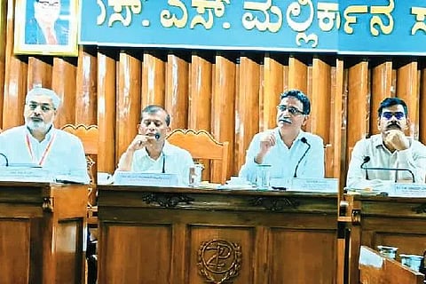 ದಾವಣಗೆರೆಯಲ್ಲಿ ನಡೆದ ಆರೋಗ್ಯ ಮತ್ತು ಕುಟುಂಬ ಕಲ್ಯಾಣ ಇಲಾಖೆಯ ಪ್ರಗತಿ ಪರಿಶೀಲನಾ ಸಭೆಯಲ್ಲಿ ರಿತ್ವಿಕ್ ಪಾಂಡೆ ಮಾತನಾಡಿದರು. ಜಿ.ಎಂ. ಗಂಗಾಧರಸ್ವಾಮಿ, ಗಿತ್ತೆ ಮಾಧವ ವಿಠ್ಠಲರಾವ್ ಇತರ ಅಧಿಕಾರಿಗಳು ಇದ್ದರು.