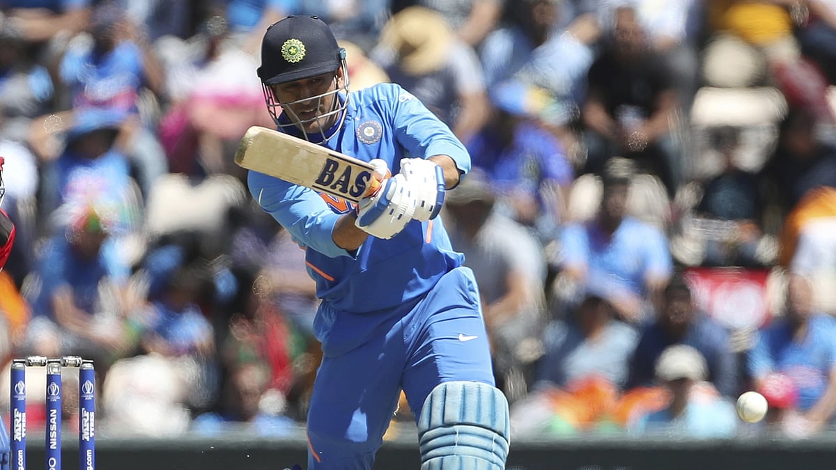 Dhoni's Generosity Praised by BAS Bat Owner | Dhoni Sacrifices Crores ...