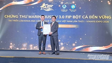 On the evening of April 28, at the VINAFIS AWARD ceremony within the VinaFIS Expo 2026, an SGS representative awarded the MarinTrust 3.0 certification to Mr. Nguyen Thanh Loc, Director of Phuc Loc Vung Tau Co., Ltd., and Chairman of the Ho Chi Minh City Fisheries Association. 