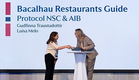 Signed agreement: Luísa Melo from AIB (left) and seafood correspondent Gudfinna Traustadottir signed a collaboration agreement from the stage during O Futuro do Bacalhau.