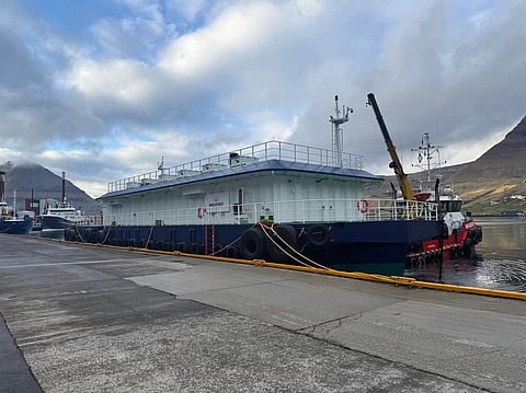 The 40-meter barge has a feed capacity of 700 tonnes and is equipped with 18 feeding lines.