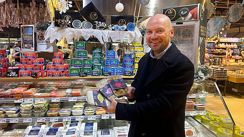 Norwegian Seafood Council's envoy to Italy Tom Jørgen Gangsø shows examples of easy-to-make variations of "baccalà" in an Italian supermarket.