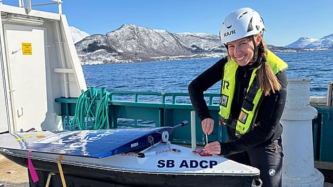 The sailing buoy is being prepared for deployment. It is powered by solar cells, controlled via the internet, and equipped with various measuring instruments.