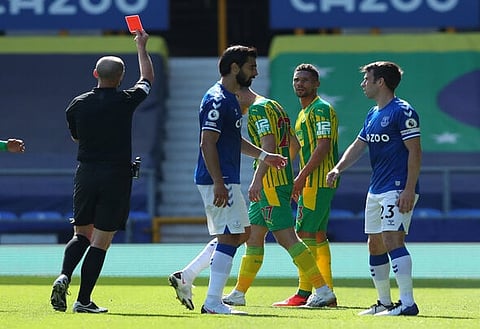 'Rush of blood' - MOTD pundit slams Mike Dean for 'bad decision' in Everton defeat