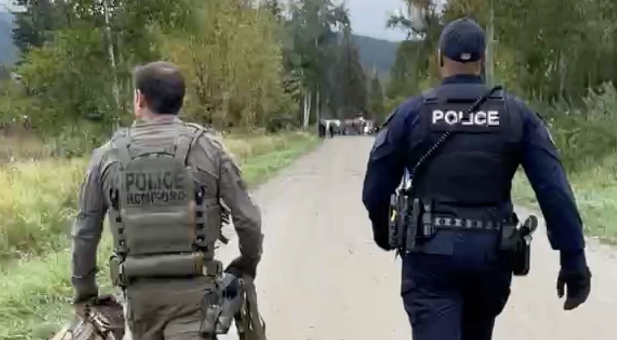 Neighbours of BC ostrich farm file lawsuit against federal government, RCMP, Canadian Food Inspection Agency