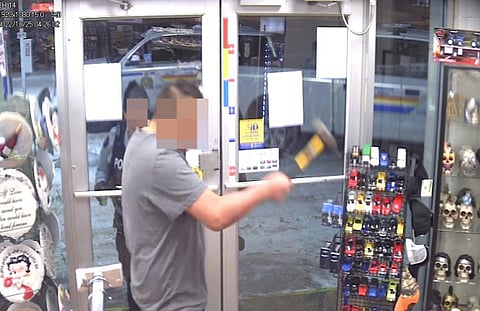 Suspect hitting himself in the head with hammer in Strathmore gas station