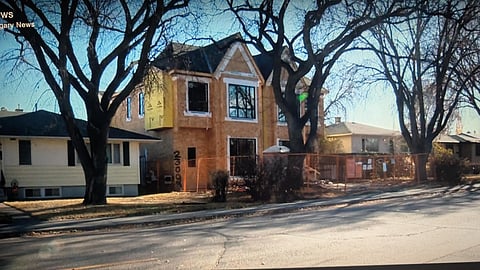 A townhouse between single family homes