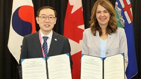 The Republic of Korea’s Customs Commissioner, Myeong-ku Lee, with Premier Danielle Smith.
