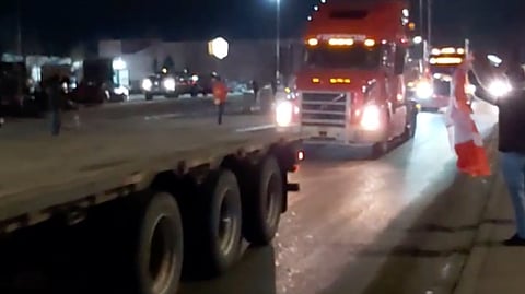 WATCH: Hundreds welcome trucker convoy into Calgary