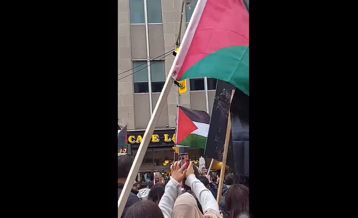 WATCH: Pro-Palestine protestors swarm Jewish cafe in Toronto