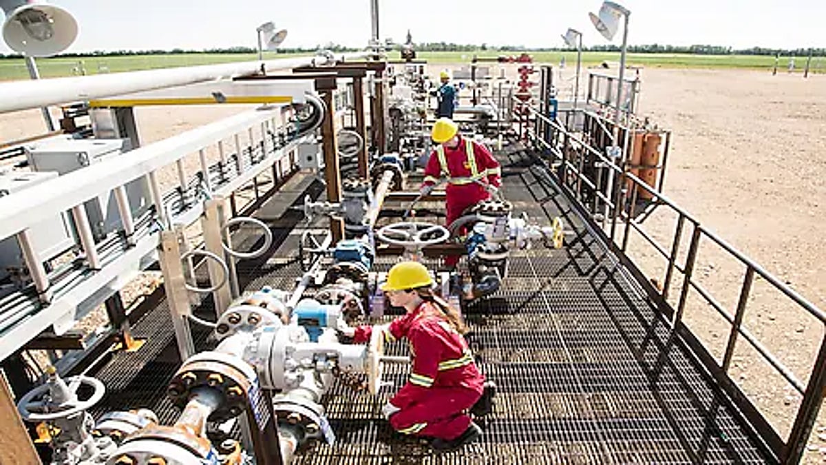 CNRL strengthens hold on oil sands as Shell exits mining operations
