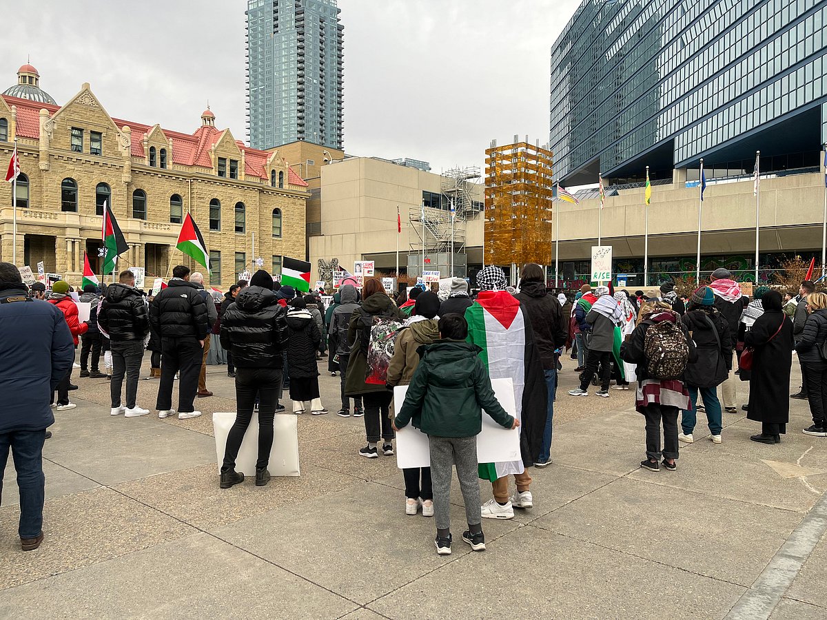WATCH: About 400 people attend pro-Palestine protest in Calgary