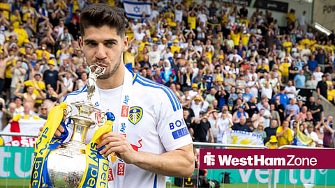 Manor Solomon celebrating winning promotion to the Premier League with Leeds United